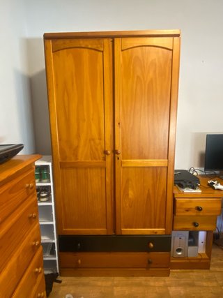 Armario de madera antiguo