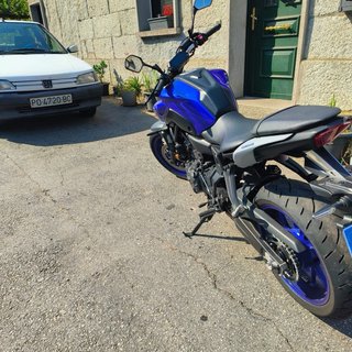 Yamaha MT-07 Naked Azul y Negra