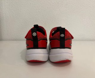 Nike Cosmic Runner Infantil Rojo. Talla 28,5