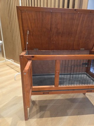 Jaula conejera elevada de madera
