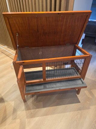Jaula conejera elevada de madera