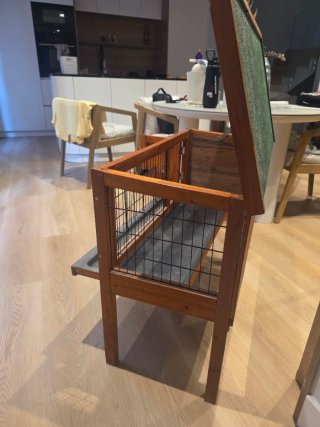Jaula conejera elevada de madera