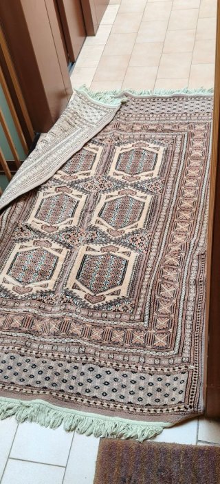 Alfombra beige y marrón de tela