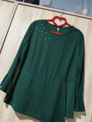 Blusa verde con perlas y corte desigual