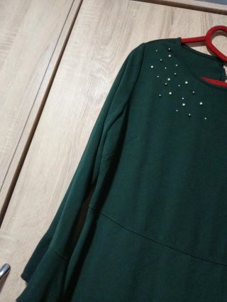 Blusa verde con perlas y corte desigual