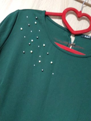 Blusa verde con perlas y corte desigual