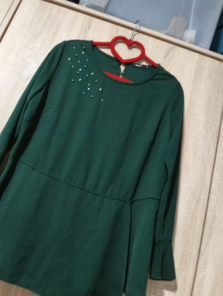 Blusa verde con perlas y corte desigual