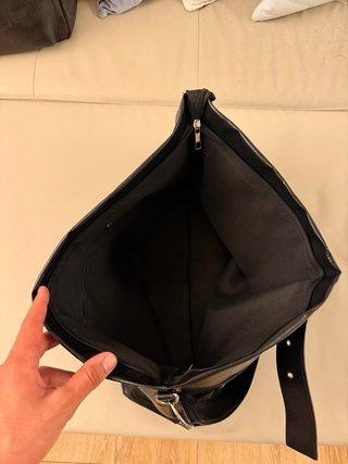 Bolso negro con cinturón y hebillas