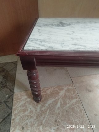Mesa baja rectangular de mármol y madera
