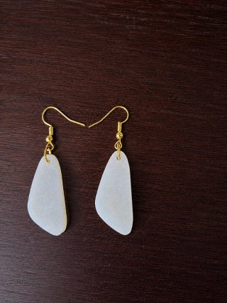 Pendientes blancos con detalles dorados
