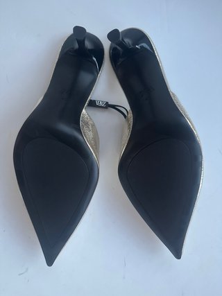 Zapatos de tacón Zara dorados