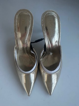 Zapatos de tacón Zara dorados