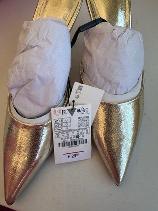 Zapatos de tacón Zara dorados