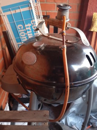 Barbacoa metálica negra y plateada