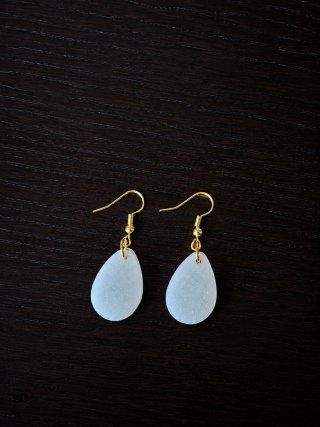 Pendientes blancos con detalles dorados