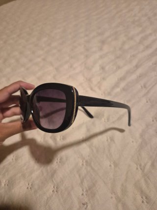Óculos de sol pretos com lentes roxas