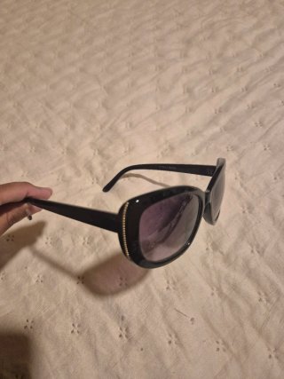 Óculos de sol pretos com lentes roxas