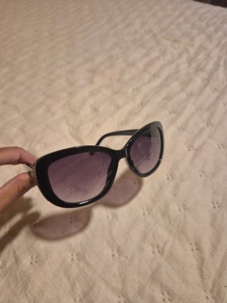 Óculos de sol pretos com lentes roxas