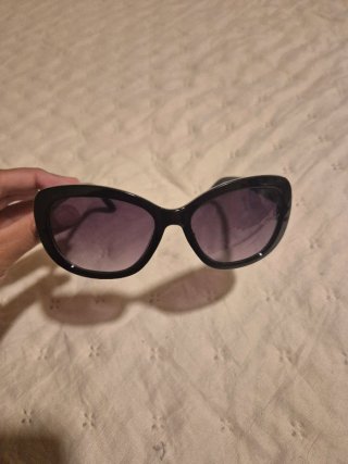 Óculos de sol pretos com lentes roxas