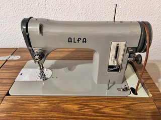 Máquina de coser Alfa con mueble de madera