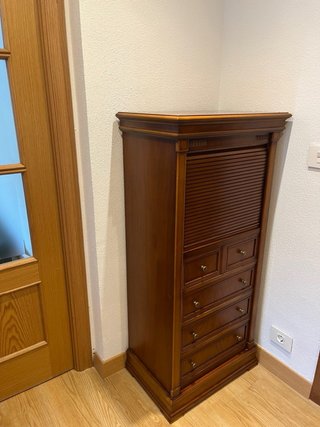 Cómoda de madera maciza con persiana