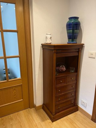 Cómoda de madera maciza con persiana