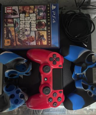 PS4 con GTA V, 2 fundas y cargador