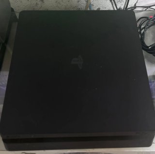 PS4 con GTA V, 2 fundas y cargador