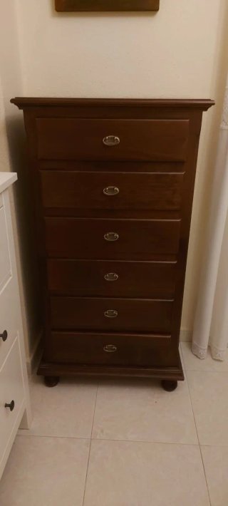 Cómoda de madera marrón