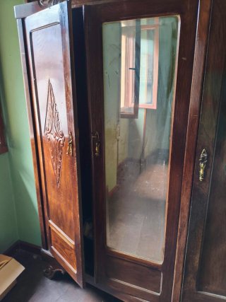 Armario antiguo  de madera de castaño con espejo