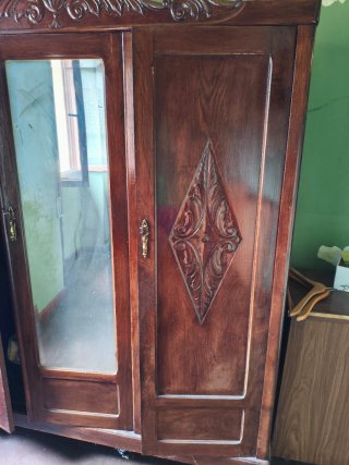 Armario antiguo  de madera de castaño con espejo