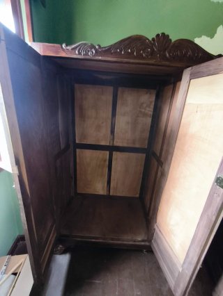 Armario antiguo  de madera de castaño con espejo