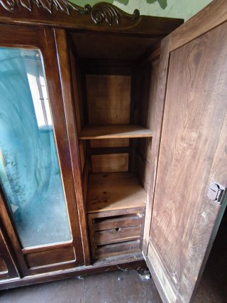 Armario antiguo  de madera de castaño con espejo