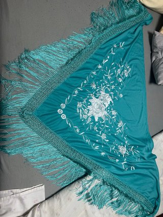 Manton Flamenca Bordado Blanco Teal