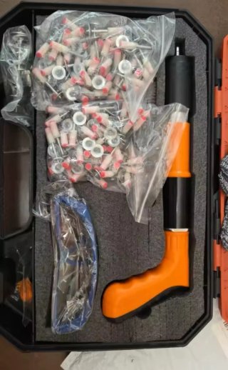 Pistola de clavos y accesorios nueva