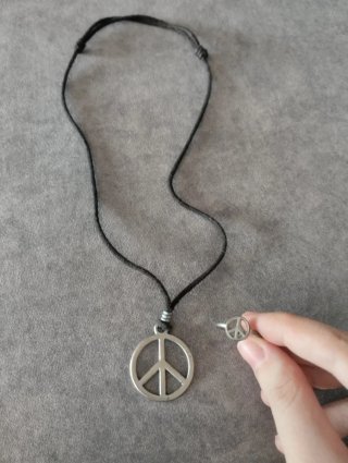 Collar y anillo símbolo de la paz