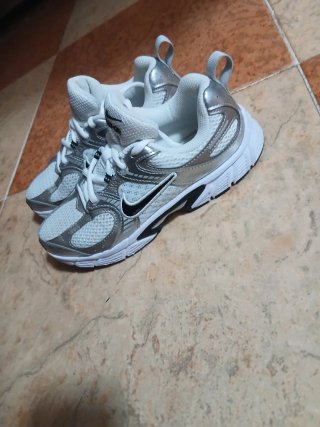 Zapatillas Nike Talla 35 Plata y Blanco