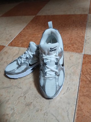 Zapatillas Nike Talla 35 Plata y Blanco