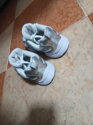 Zapatillas Nike Talla 35 Plata y Blanco