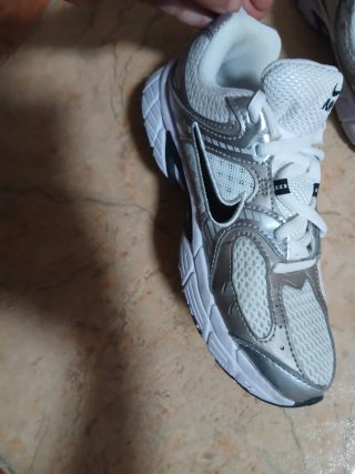 Zapatillas Nike Talla 35 Plata y Blanco