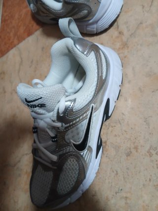 Zapatillas Nike Talla 35 Plata y Blanco