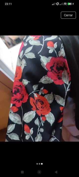Body negro con mangas estampadas de flores