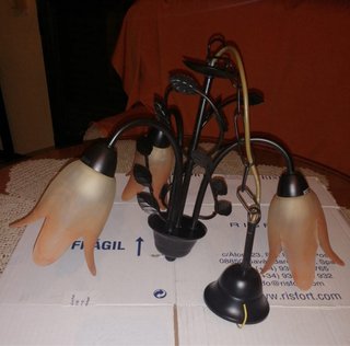 Lámpara de forja con tulipas de cristal