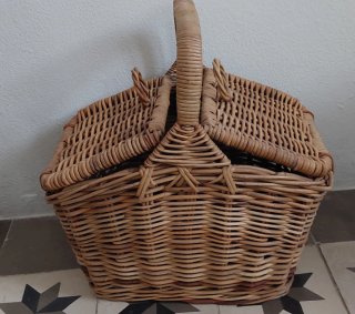 Cesta de mimbre con tapa y asa