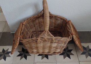Cesta de mimbre con tapa y asa