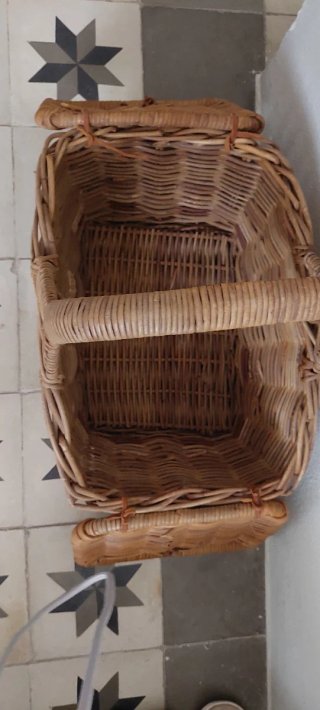 Cesta de mimbre con tapa y asa