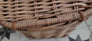 Cesta de mimbre con tapa y asa