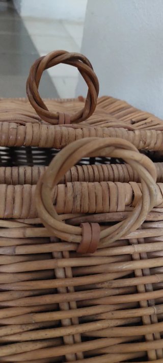 Cesta de mimbre con tapa y asa