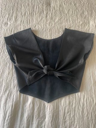 Top de piel negro