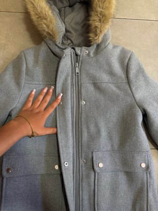 Chaqueta gris con capucha y pelo